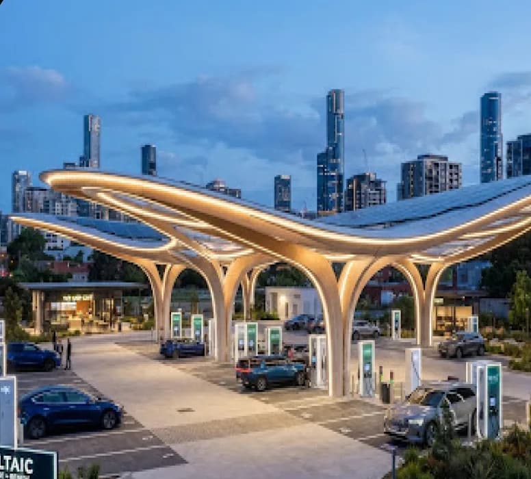 ภาพประกอบสถานีชาร์จ EV ขนาดใหญ่พร้อมหลังคาโค้ง